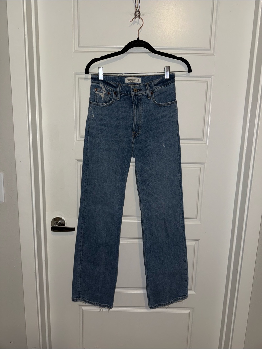 Abercrombie High Rise 90’s Relaxed Jean in Medium - Picture 2 of 4